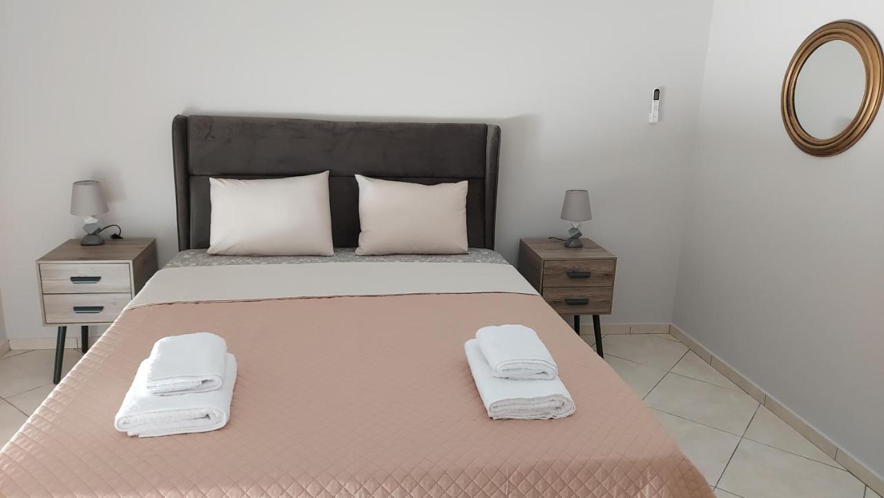Gianni & Sophia Airport House Apartment Artemida  Bagian luar foto